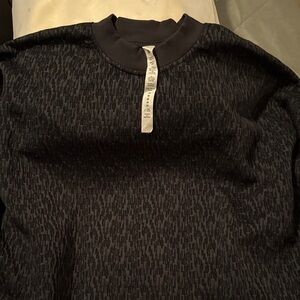 Lululemon Athletica Women’s Blue/Black Patterned Crew sweatshirt- size 6